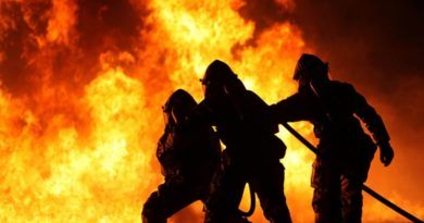 Zdjęcie przedstawia walkę strażaków z pożarem