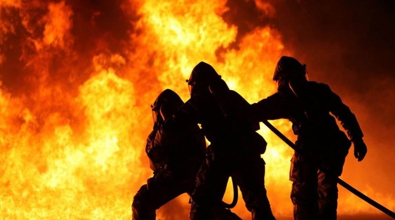 Zdjęcie przedstawia walkę strażaków z pożarem
